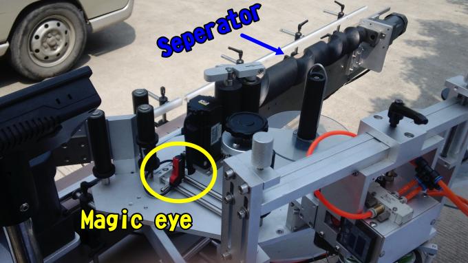 Màquina aplicadora d’etiquetes adhesiva per a ungles per a ampolles rodones de 220V 1,5HP 50 / 60HZ