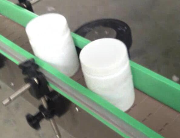 Etiquetadora d'ampolles rodones, embotelladora i etiquetadora de flascons suger