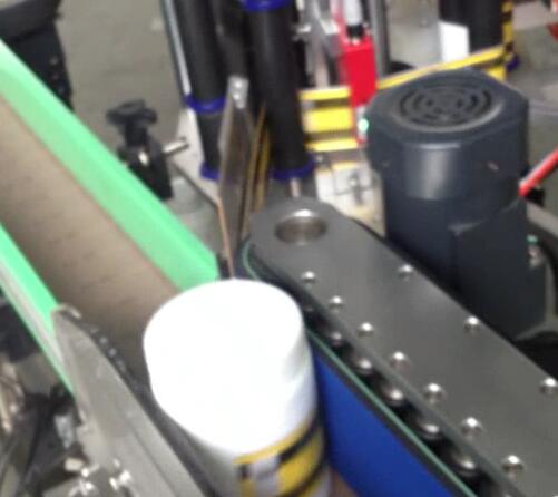 Etiquetadora d'ampolles rodones, embotelladora i etiquetadora de flascons suger