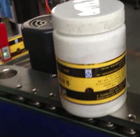 Etiquetadora d'ampolles rodones, embotelladora i etiquetadora de flascons suger