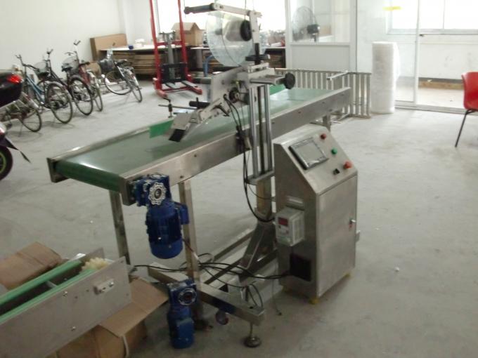 Aplicador d’etiquetes autoadhesives de sobretaula amb aplicació d’etiquetes de superfície plana amb màquina d’informació que alimenta objectes