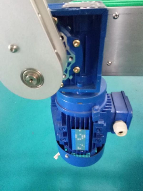 Màquina d’etiquetatge d’adhesius quadrats d’ampolla SUS304 amb armari de dues cares amb productes de cura personal