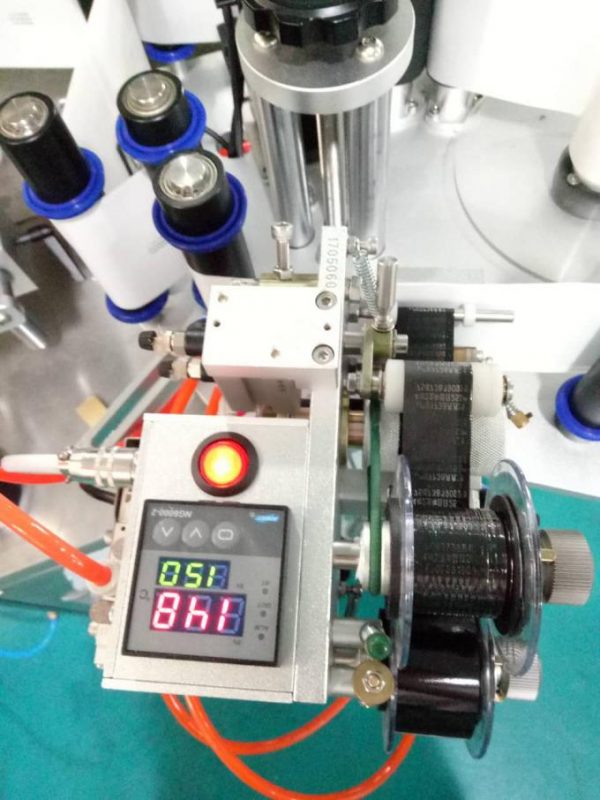 Etiquetadora automàtica d'etiquetes laterals Doubel amb dispositiu de paginació i màquina de codificació