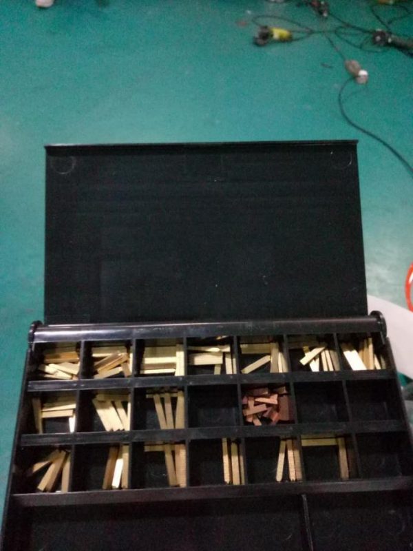 Etiquetadora automàtica d'etiquetes laterals Doubel amb dispositiu de paginació i màquina de codificació