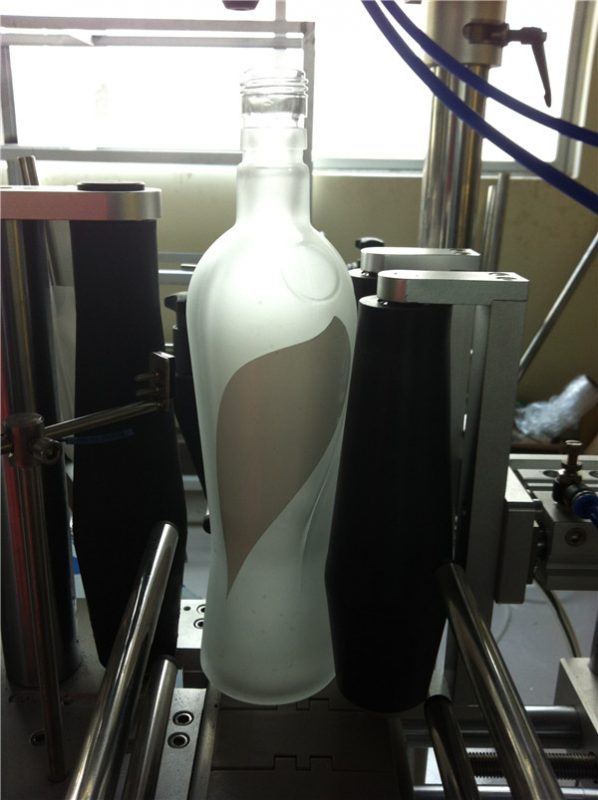 Màquina d'etiquetatge d'etiquetes d'ampolla rodona de la indústria de les begudes, tipus accionat elèctricament