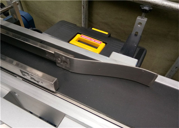 Màquina d’etiquetatge superior automàtica completa Per a l’etiquetatge de bosses de plàstic buit