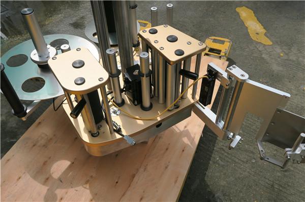 Etiquetadora adhesiva rotativa d'alta velocitat amb funció de rotació