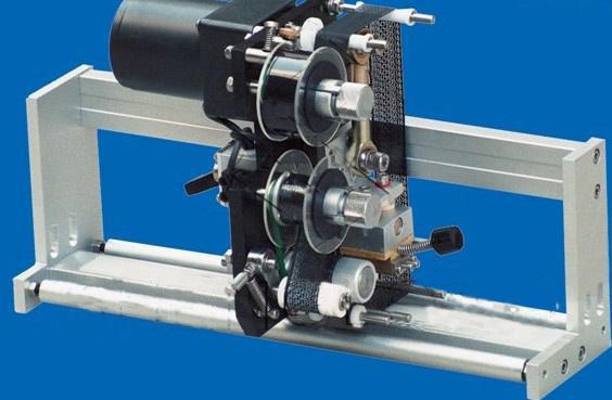 Aplicador d’etiquetes adhesives laterals d’alta velocitat, màquina d’etiquetatge automàtic per a ampolles rodones / quadrades / planes