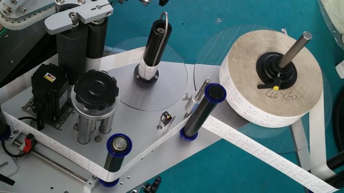 Aplicador d’etiquetes per a bosses i ampolles ovals, màquina d’impressió d’etiquetes autoadhesives amb transportador llarg