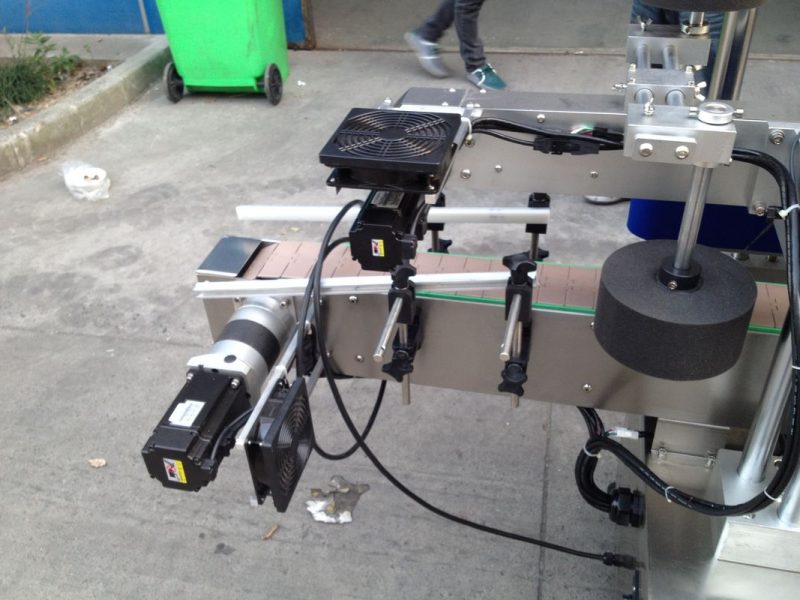 Xina Màquina aplicadora d’etiquetes de cola en fred / humit per a subministrador d’alimentació d’ampolles rodones 50HZ 380V