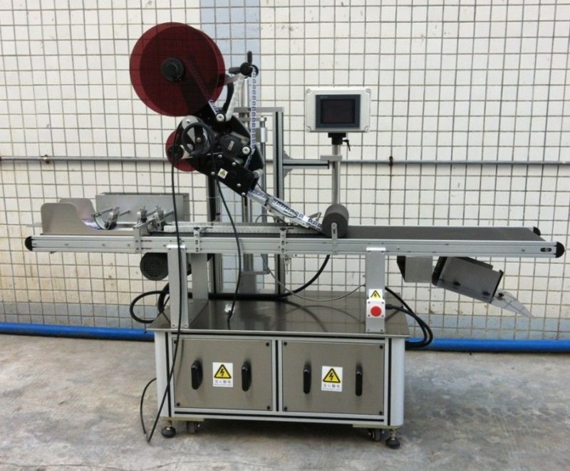 Màquina d’etiquetatge superior de la Xina per a bosses de cartró / màscara / cartró sense estendre, aplicador d’etiquetes de superfície plana