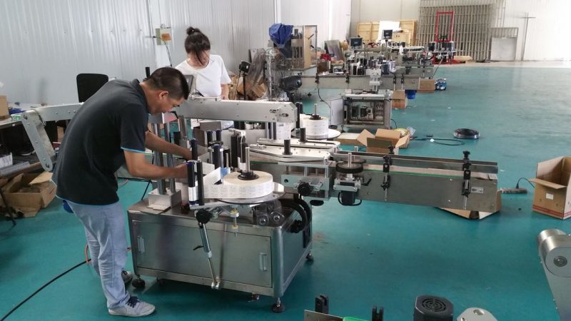 Proveïdor de màquines d'etiquetatge d'ampolles d'aigua personalitzades de la Xina, màquina d'etiquetatge automàtic de bancs per a cares dobles